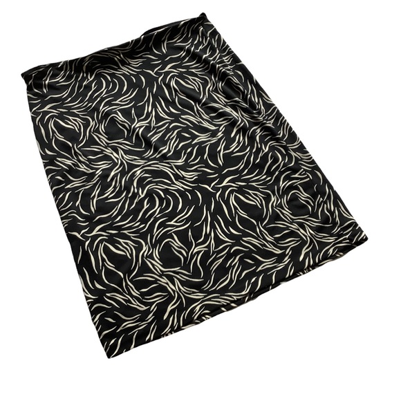 Dkny Dresses & Skirts - DKNY Black and Cream Pull On Skirt